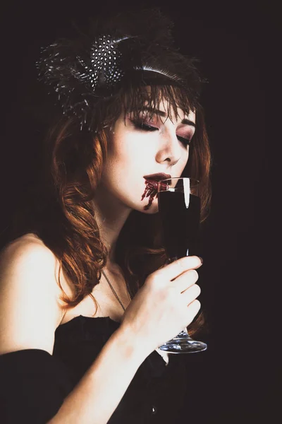 Mulher vampira ruiva com vidro de sangue . — Fotografia de Stock