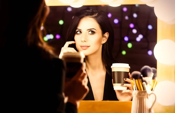 Ritratto di giovane donna con tazza di caffè — Foto Stock