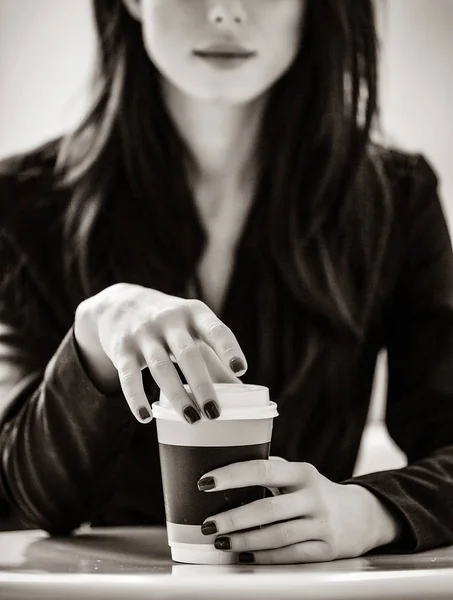 Retrato de jovem com xícara de café — Fotografia de Stock