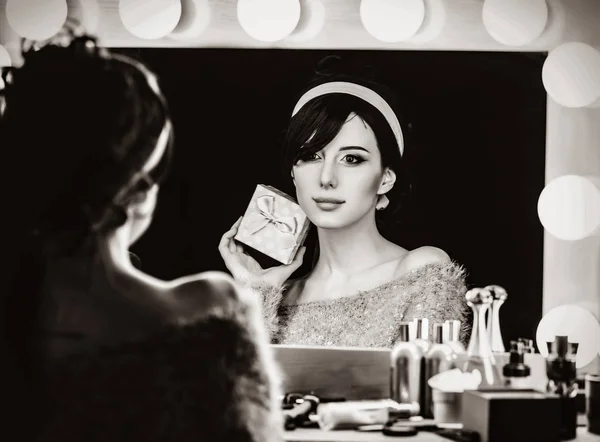 Retrato de uma bela mulher perto de um espelho — Fotografia de Stock