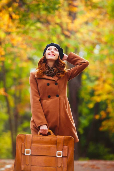 Ragazza rossa con valigia — Foto Stock