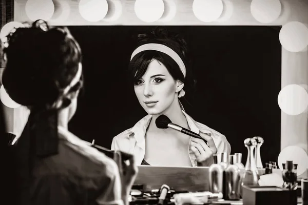 Portret van een mooie vrouw in de buurt van een spiegel — Stockfoto