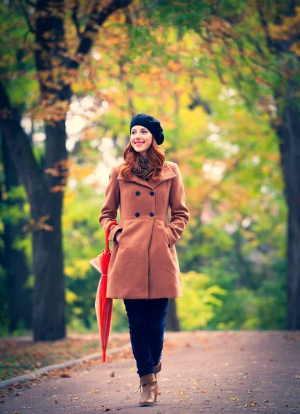 Рыжая девушка с зонтиком — стоковое фото