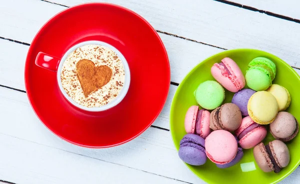 Cappuccino avec symbole en forme de coeur et macaron — Photo