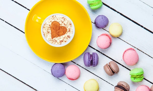 Cappuccino med hjärta form symbol och macaron — Stockfoto