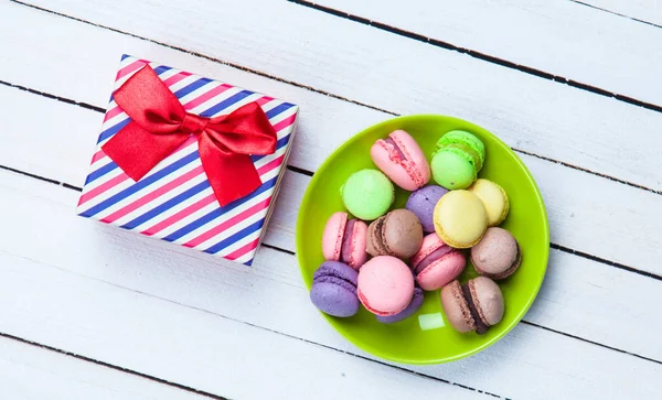 Gift box and macaron — Stock Photo, Image