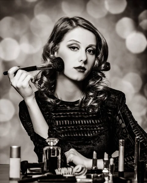 Žena použití kosmetiky — Stock fotografie