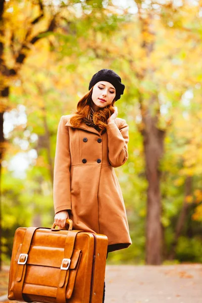 Rödhårig tjej med resväska — Stockfoto