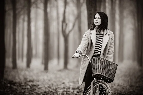 Porträt einer jungen Frau mit Fahrrad — Stockfoto