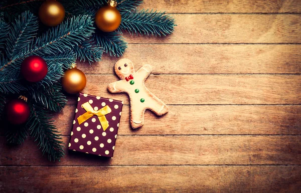 Gingerbread man and gift — Stock Photo, Image