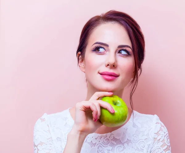 Портрет молодой женщины с яблоком — стоковое фото