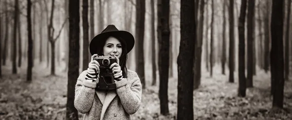 Portrét mladé ženy s fotoaparátem — Stock fotografie