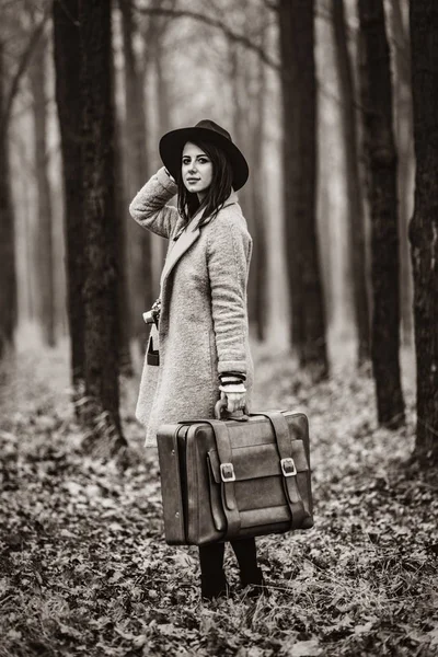 Portret van een jonge vrouw met een koffer — Stockfoto