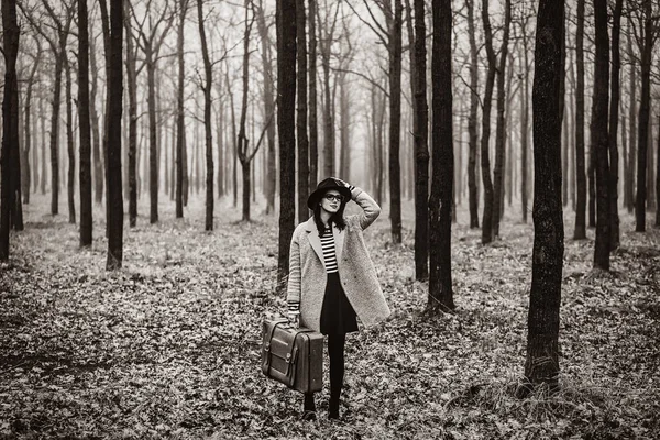 Porträtt av en ung kvinna med resväska — Stockfoto