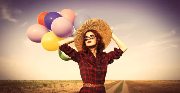Девушка с разноцветными воздушными шарами — стоковое фото