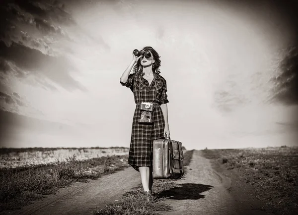 Mädchen mit Tasche und Fernglas — Stockfoto