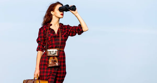 Chica con bolsa y binocular —  Fotos de Stock