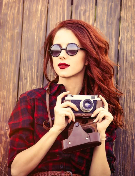 Chica en vestido a cuadros con cámara y gafas de sol —  Fotos de Stock