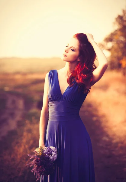 Όμορφο κορίτσι σε μπλε φόρεμα με μπουκέτο — Φωτογραφία Αρχείου