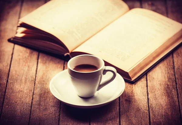 Vit kopp kaffe och vintage bok. — Stockfoto