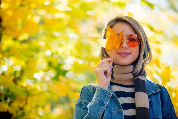 Giovane Bella Ragazza Bionda Jeans Blu Vestiti Hanno Riposo Nel — Foto Stock