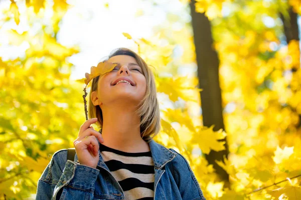 Giovane Bella Ragazza Bionda Jeans Blu Vestiti Hanno Riposo Nel — Foto Stock