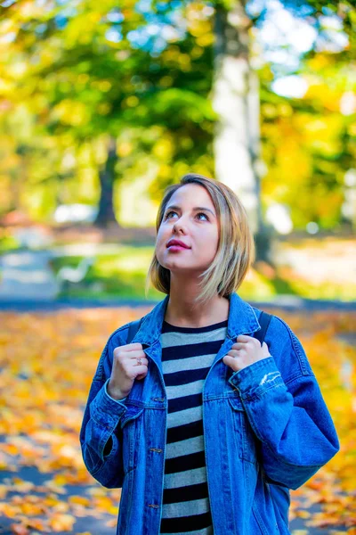 Jovem Linda Menina Loira Jeans Azul Roupas Têm Descanso Parque — Fotografia de Stock