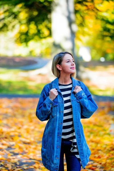 Mavi Kot Pantolon Giysili Genç Güzel Sarışın Kızı Var Dinlenme — Stok fotoğraf