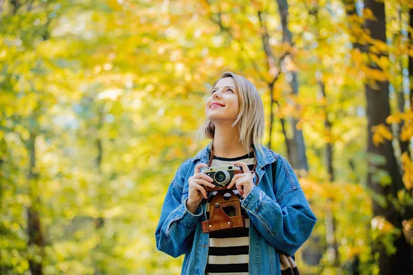 Giovane Bella Ragazza Bionda Con Fotocamera Vintage Hanno Riposo Nel — Foto Stock