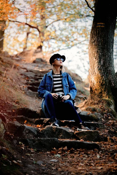 Young Beautiful Blonde Girl Vintage Camera Have Rest Park Autumn — Stock Photo, Image