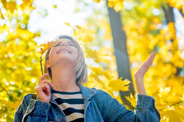 Joven Chica Rubia Hermosa Ropa Vaqueros Azules Tienen Descanso Parque — Foto de Stock