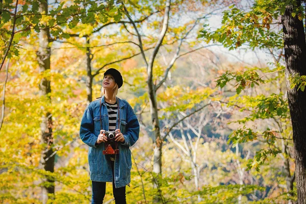 Junge Schöne Blonde Mädchen Mit Vintage Kamera Haben Ruhe Park — Stockfoto