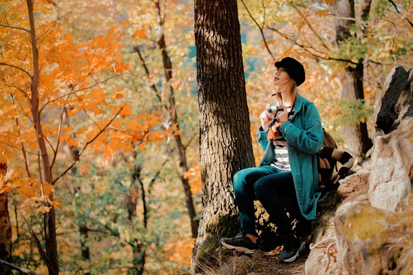 Jeune Belle Fille Blonde Avec Caméra Vintage Reposer Dans Parc — Photo