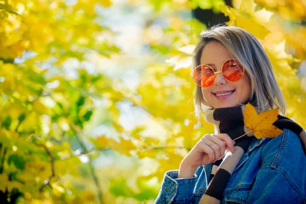 Joven Chica Rubia Hermosa Ropa Vaqueros Azules Tienen Descanso Parque — Foto de Stock