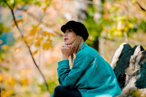 Junges Mädchen Blue Jeans Klamotten Erholt Sich Wunderschönen Herbstwald — Stockfoto
