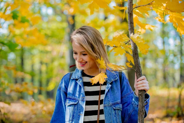 Giovane Bella Ragazza Bionda Jeans Blu Vestiti Hanno Riposo Nel — Foto Stock