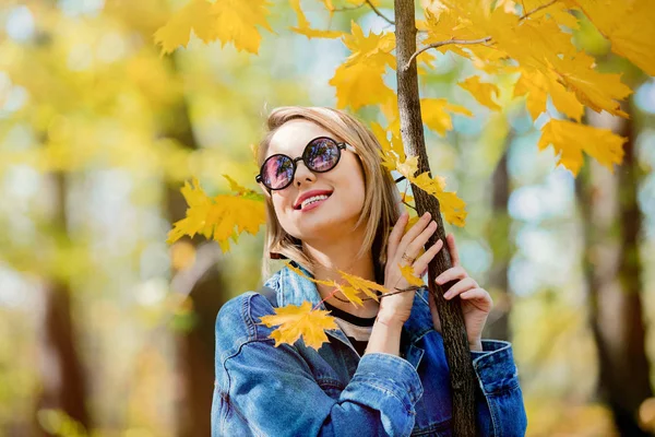 Joven Chica Rubia Hermosa Ropa Vaqueros Azules Tienen Descanso Parque — Foto de Stock