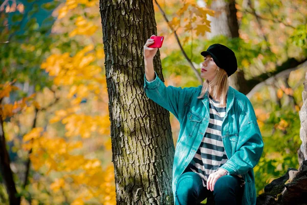 Jonge Stijl Meisje Maken Selfie Met Mobiele Telefoon Een Park — Stockfoto