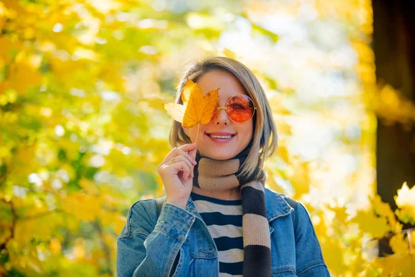 Jonge Mooie Blonde Meisje Blue Jeans Kleding Hebben Rust Het — Stockfoto