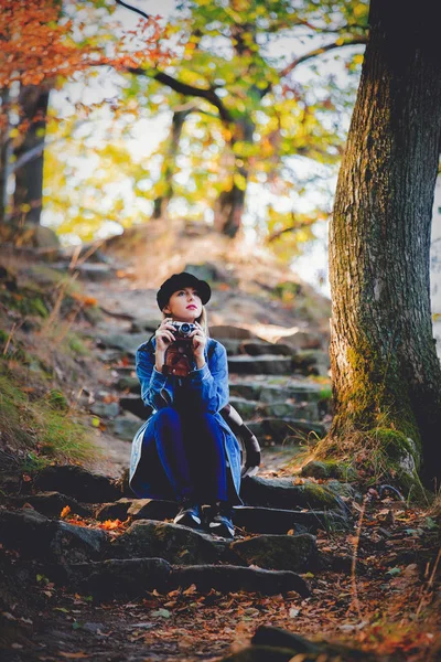 Young Beautiful Blonde Girl Vintage Camera Have Rest Park Autumn — Stock Photo, Image