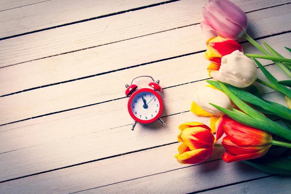 Beau Bouquet Tulipes Horloge Sur Fond Bois Blanc — Photo