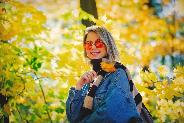 Vacker Flicka Blå Jeans Kläder Har Resten Parken Höstens Tid — Stockfoto