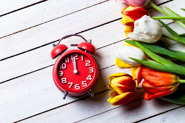 Beautiful Bouquet Tulips Clock White Wooden Background — Stock Photo, Image