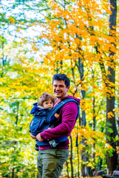 Junger Vater Mit Kind Tragetuch Befindet Sich Herbst Saison Park — Stockfoto