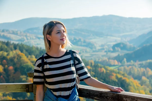 Estilo Menina Ficar Topo Edifício Relaxar Floresta Montanhas Fundo Outono — Fotografia de Stock