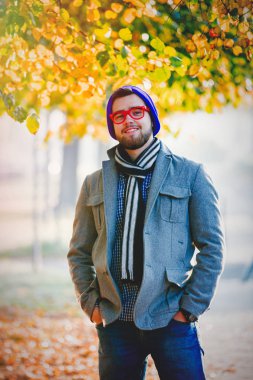 Genç adam şapka ve gözlük sonbahar sezon sokak üzerinde stil.