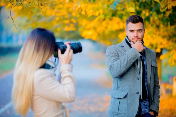 Mladý Fotograf Kamerou Model Podzimní Sezóně Venkovní — Stock fotografie