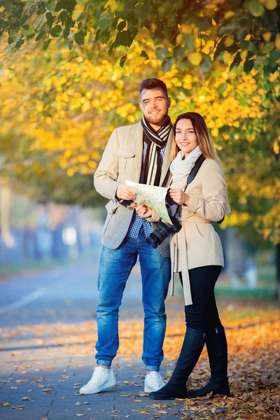 Young Travel Couple Map Camera City Autumn Alley — Stock Photo, Image