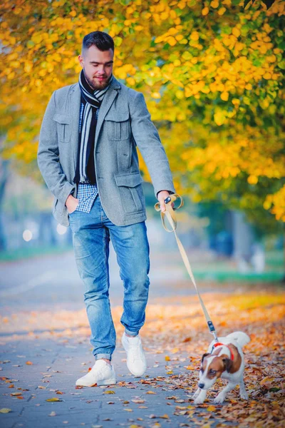 Молодий Чоловік Собакою Ходить Провулку Осіннього Сезону — стокове фото