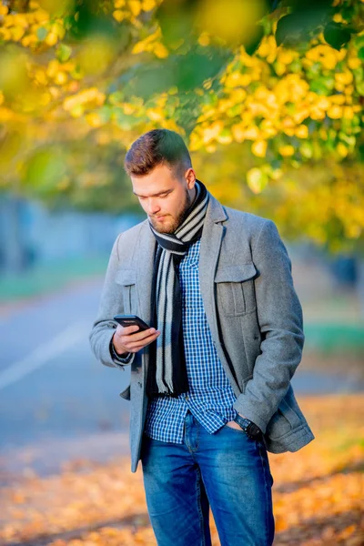 Giovane Con Cellulare Nel Vicolo Della Stagione Autunnale — Foto Stock